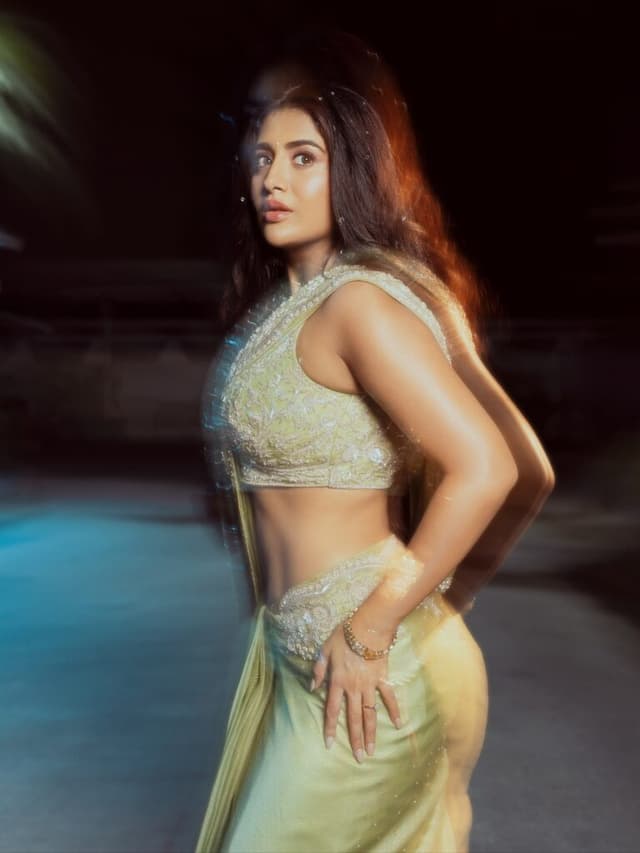 Raashi Singh Plays It Hot and Classy
