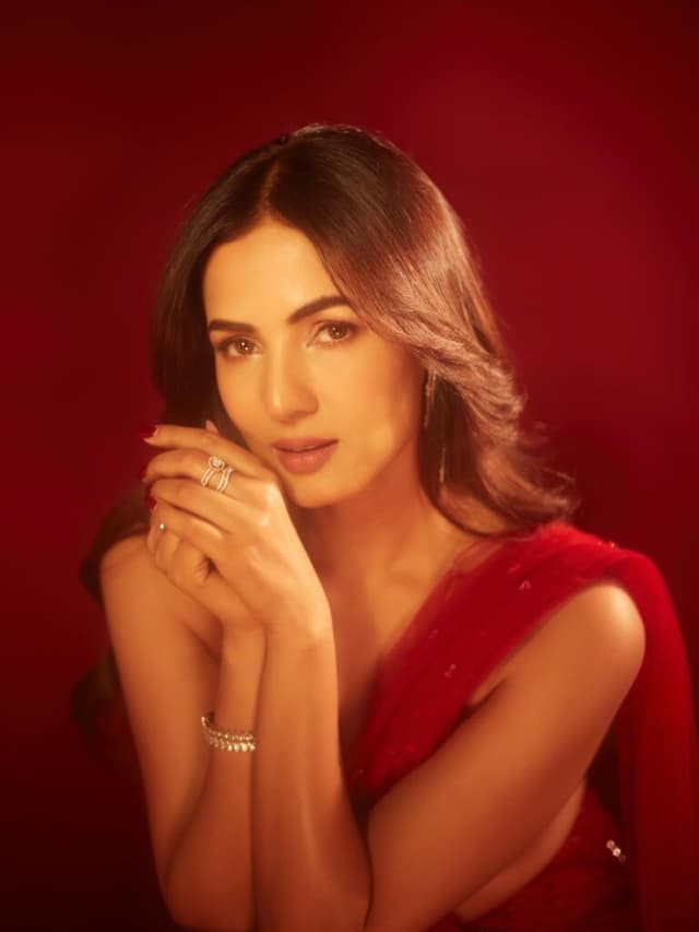 Sonal Chauhan Proves 40 Never Looked Hotter