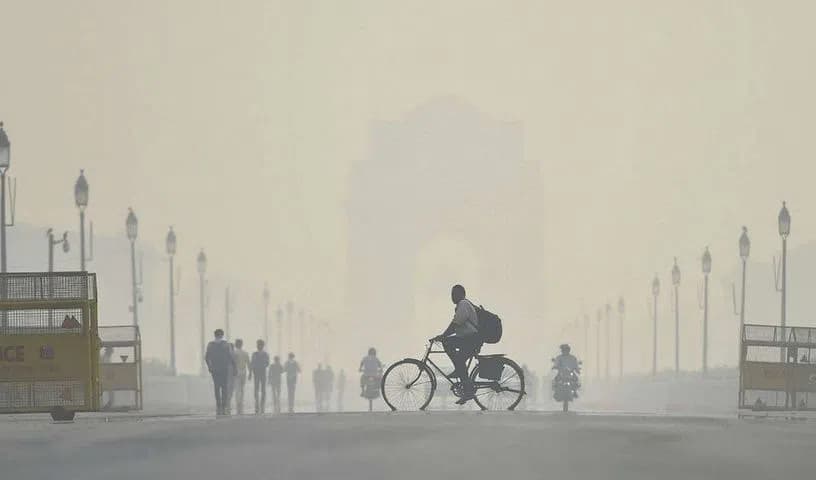Delhi’s Air Turns ‘Very Poor’ as Haze and Fog Blanket City, Visibility Drops Sharply