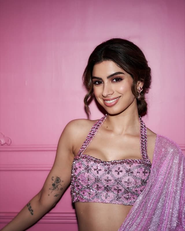 Khushi Kapoor’s pink sparkle moment—glow goals unlocked!