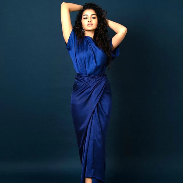 Grace, glow, and glamour - all in one frame!