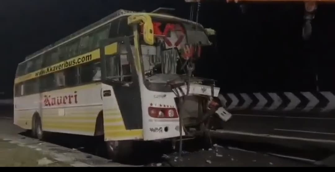 Bus Crashes Into Lorry Near Nandigama: 8 Passengers Injured!