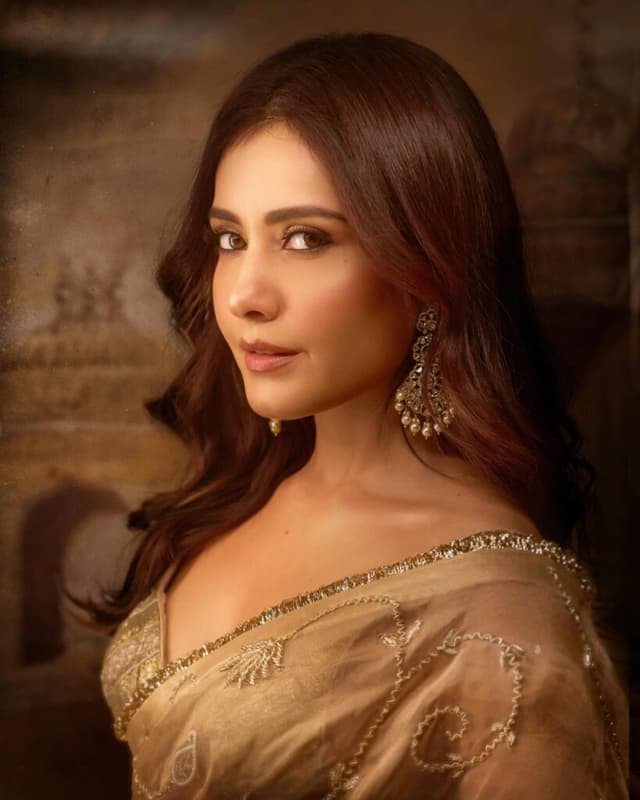 Raashi’s Charm Dominates Social Media!