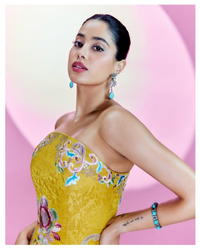 Peddi Beauty Captivates in Stunning Traditional Elegance