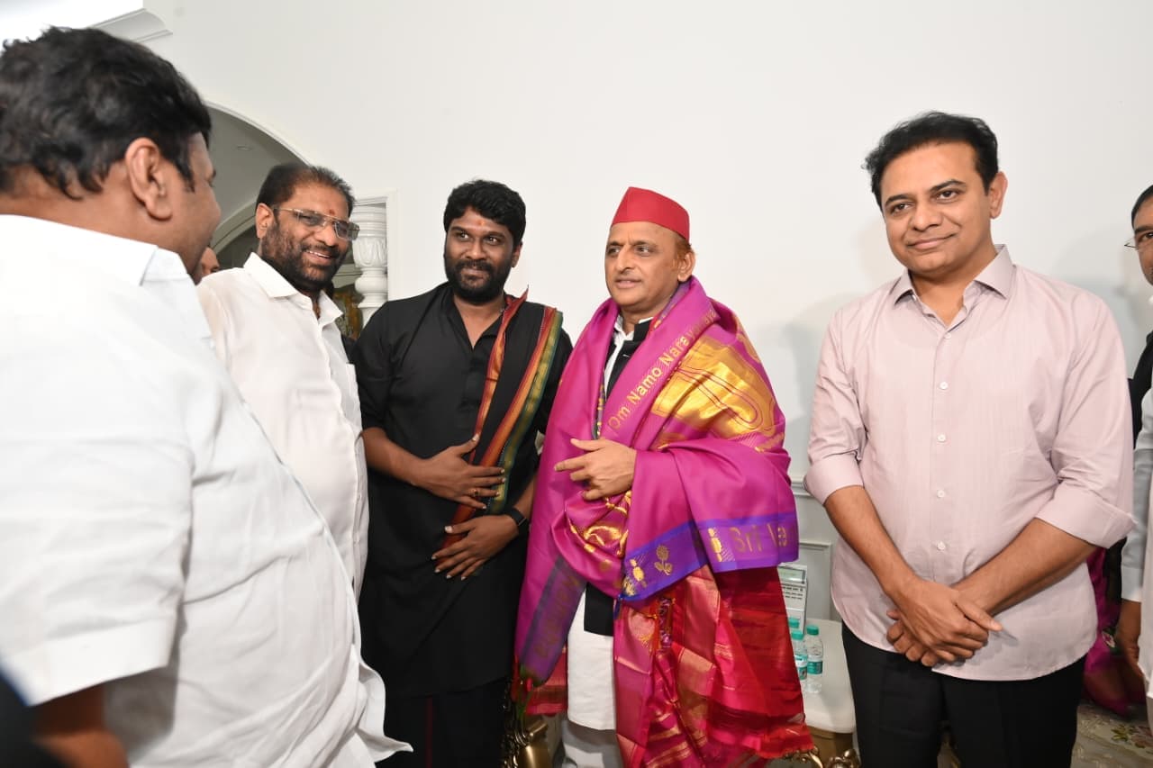 Akhilesh Yadav Meets KTR in Hyderabad!
