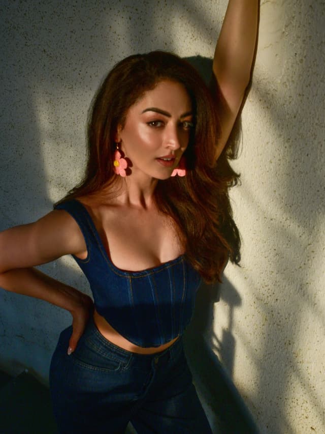 Sandeepa Dhar Shines in a Sunlit Photoshoot