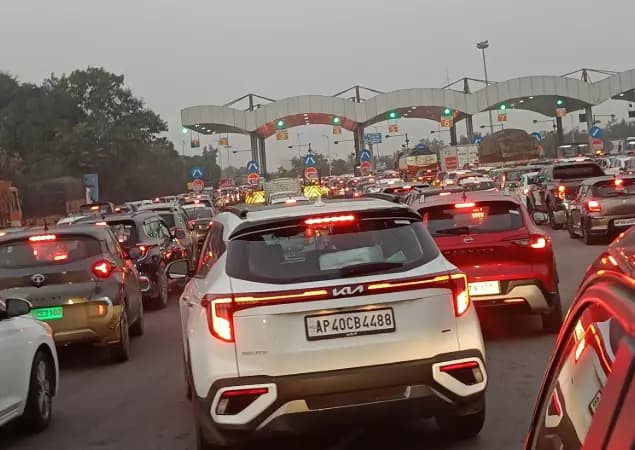 Weekend Holiday Effect: Heavy Traffic Jam on Hyderabad–Vijayawada Highway
