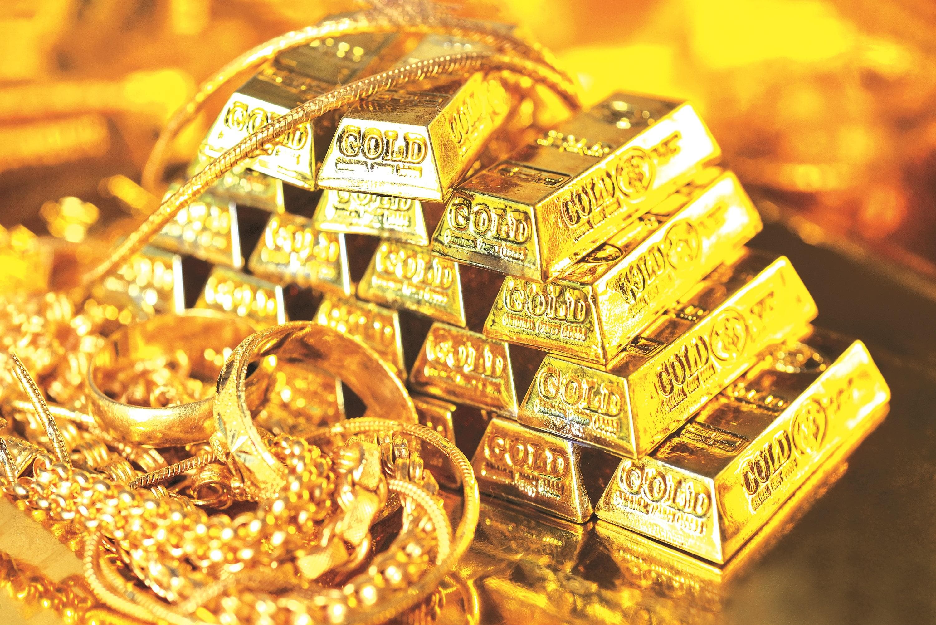 Gold Prices on Record Surge, Poised to Cross ₹1.5 Lakh Mark