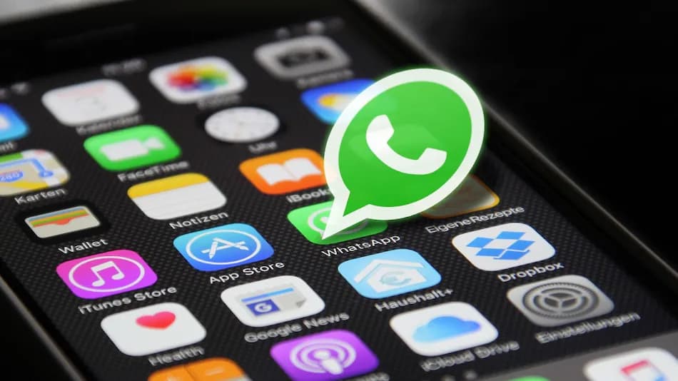 Creative Status Updates on WhatsApp with AI Tools