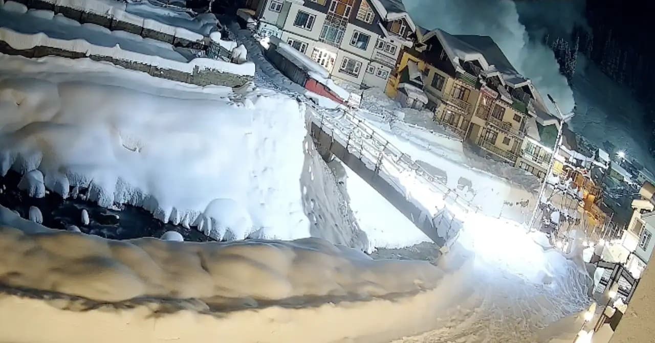 Snow Avalanches Strike Sonamarg