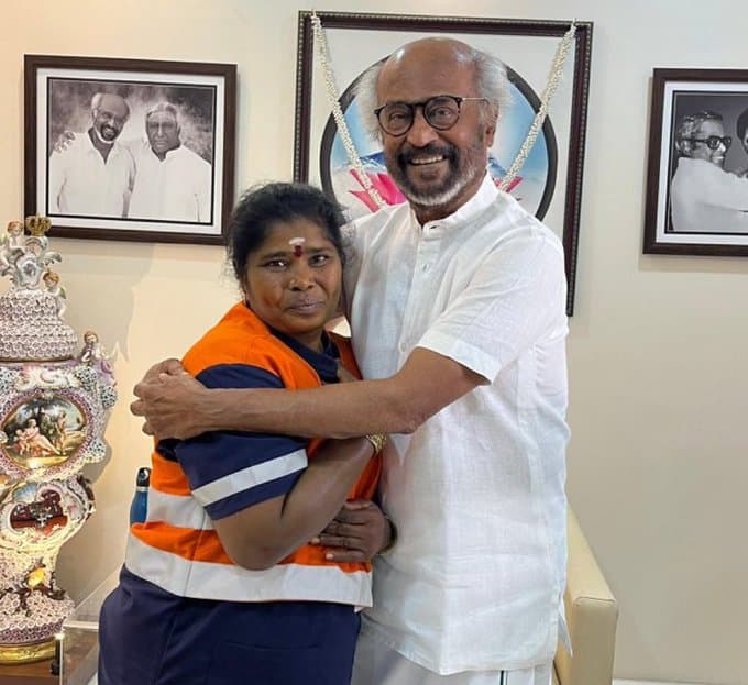 Rajinikanth honours a sanitation worker for her honesty!