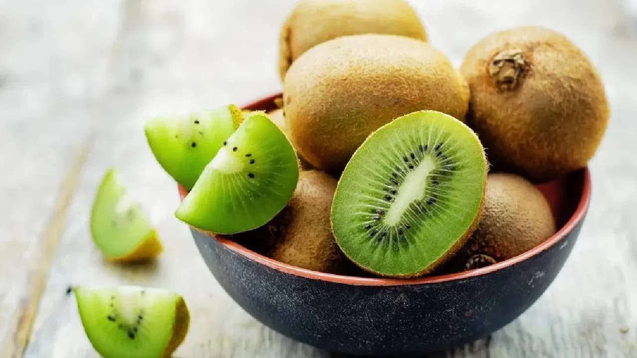 Kiwi fruit Benefits: Even Doctors Recommend Eating It Daily!