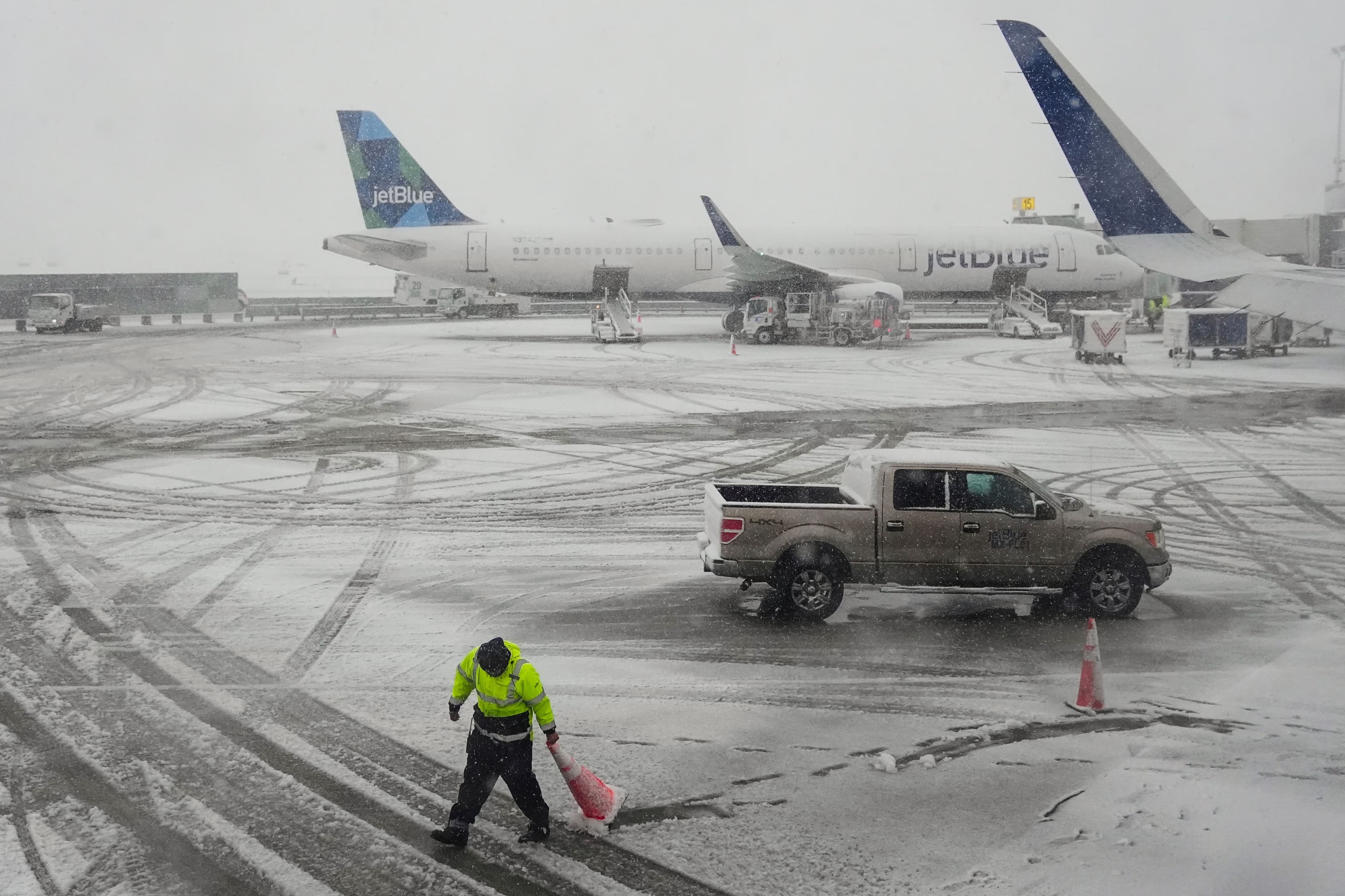 A heavy snowfall is breaking over North-East America