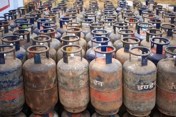 Raids on illegal use of LPG.. 100 cylinders seized