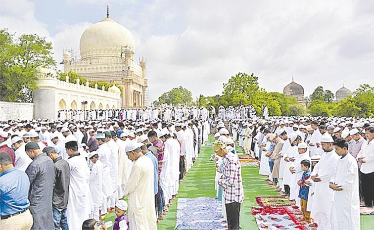 Chandrababu clears pending dues of Imams and Muezzins