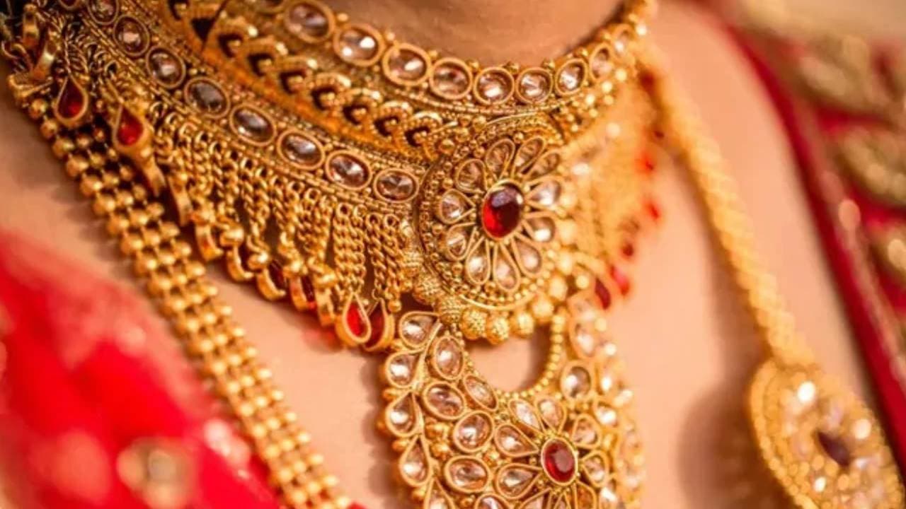 Gold Prices Fall to Four-Month Low