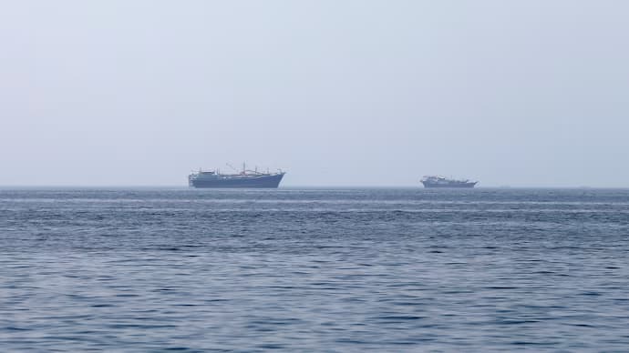 No Entry into the Strait of Hormuz: Ships Turning Back