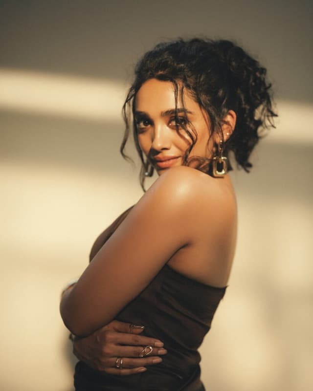 Saanve Megghana shines in a sleek black gown