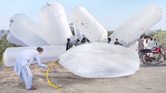 Shocking Scenes in Karachi...Gas in Balloons!