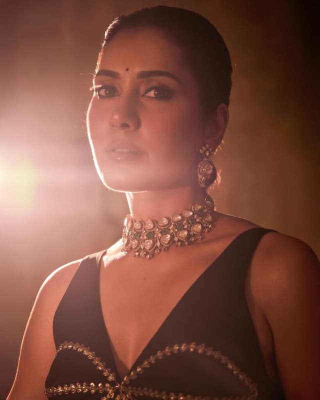 Raashi Khanna Stuns in Traditional Look!