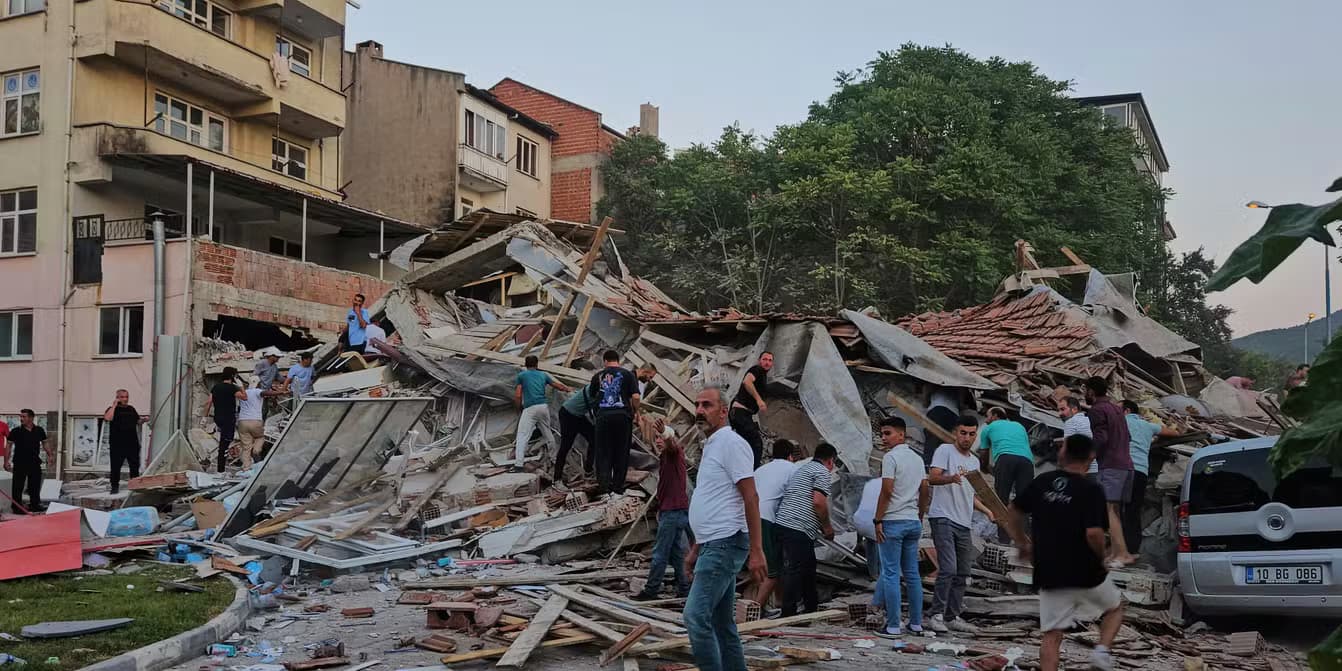 Panic in Turkey: Massive 6.1 Earthquake Rocks Western Region, Buildings Collapse!