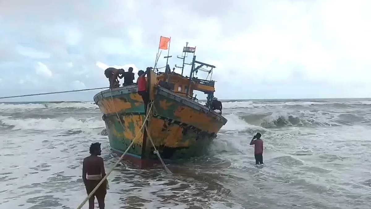 Cyclone Montha Impact: 60 Andhra Fishing Boats Rush to Gopalpur Port for Safety!