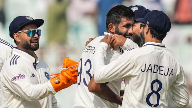 India Restrict South Africa to 159 in First Innings
