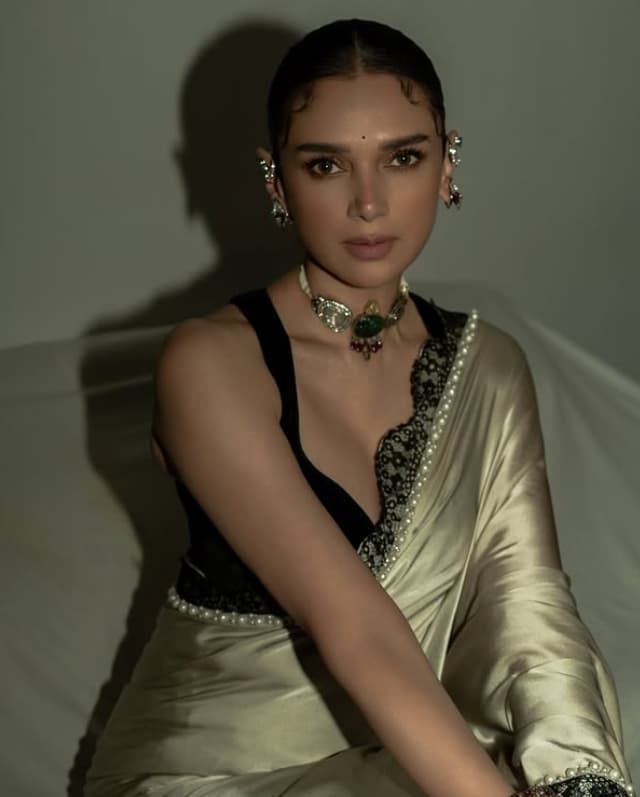 Aditi Rao Hydari Issues Public Warning - What Happened on WhatsApp?