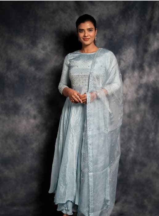 A Minimal Look, A Powerful Caption - Aishwarya Makes a Statement!