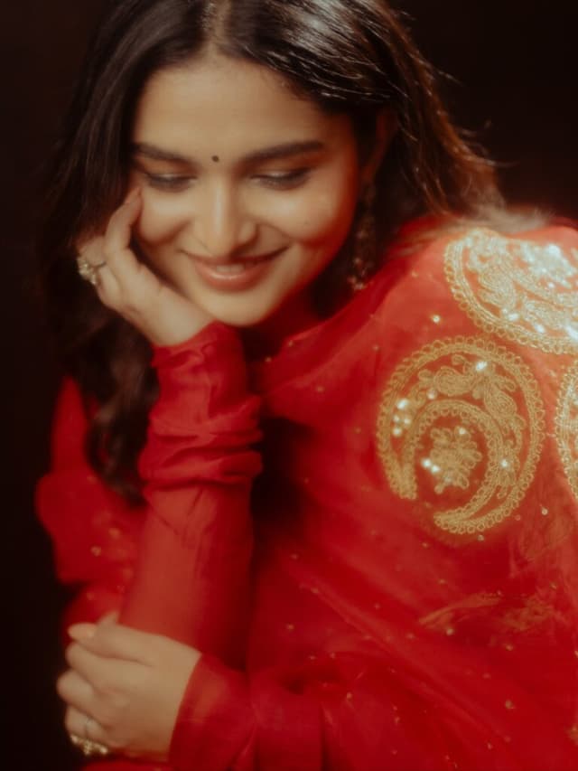 Kayadu Looks Peaceful Amid Chaos!