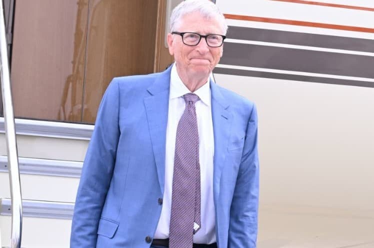 Bill Gates’ Flight Faces Landing Difficulties in Vijayawada