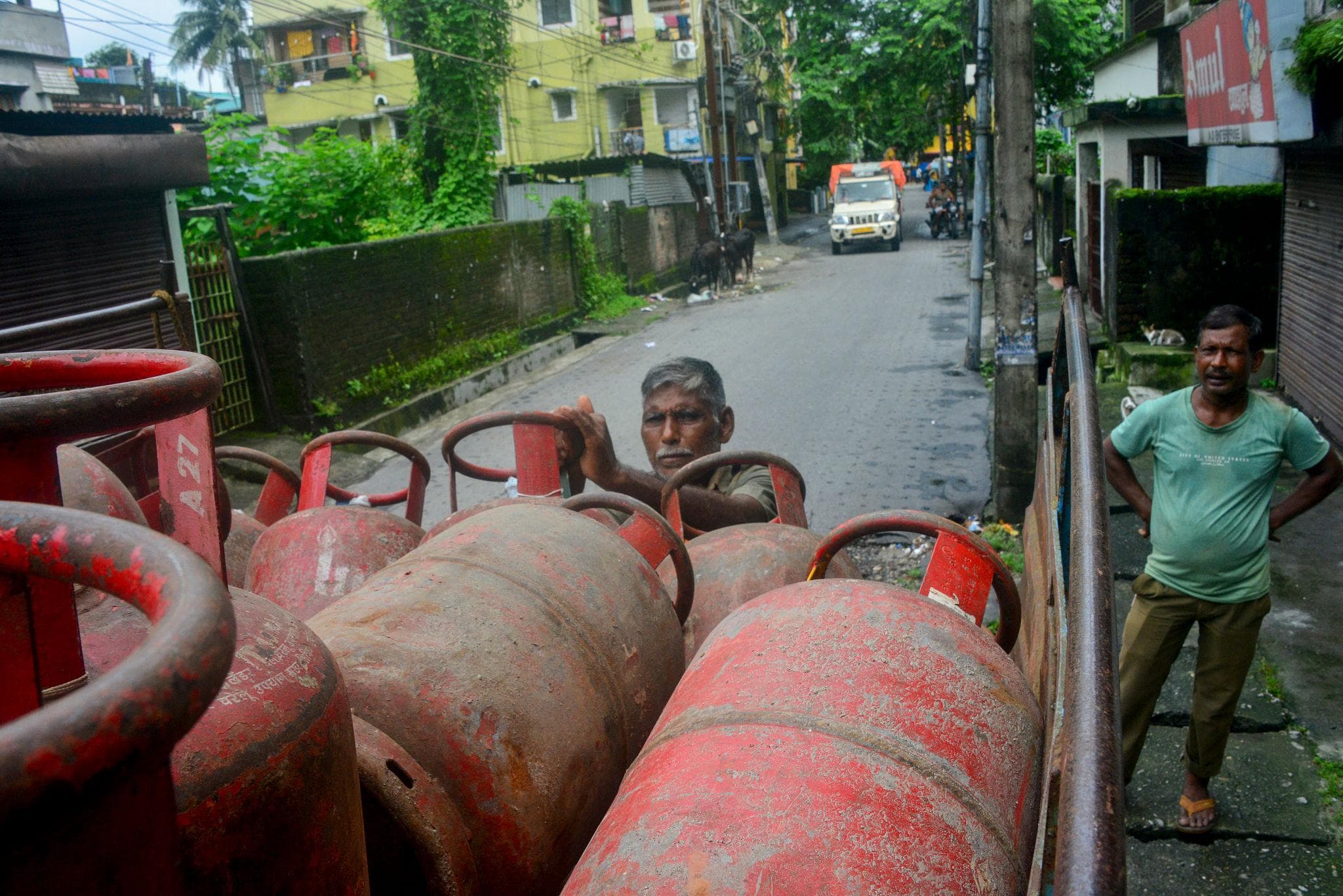 Gas Cylinder Shortage Leads to Long Queues at Agencies!