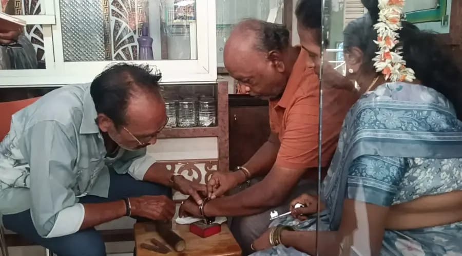 Robbery by Miscreants Posing as Police: Merchant Handcuffed, One Kilogram of Gold Stolen