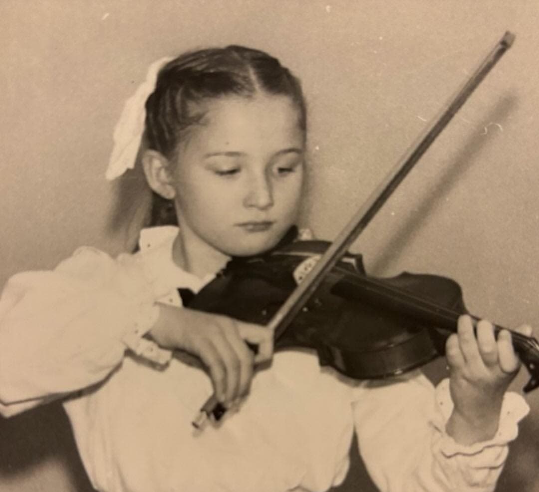 Anna Lezhneva Turns Active on Instagram, Shares Emotional Childhood Memory!