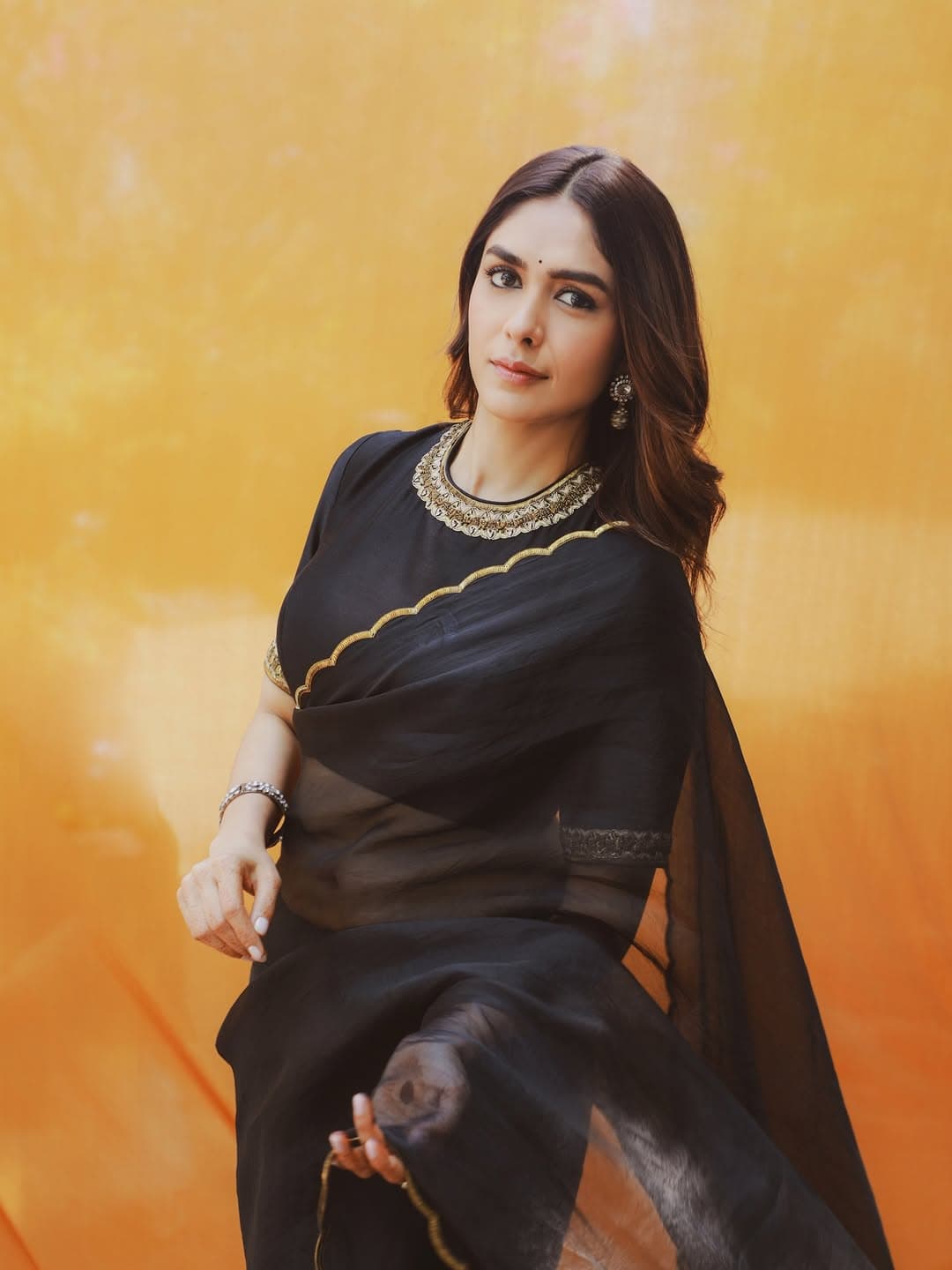 Mrunal Thakur Redefines Classic Beauty in Chic Saree Look!