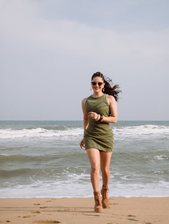 Sunny Leone Stuns in Beachside Glam Look!