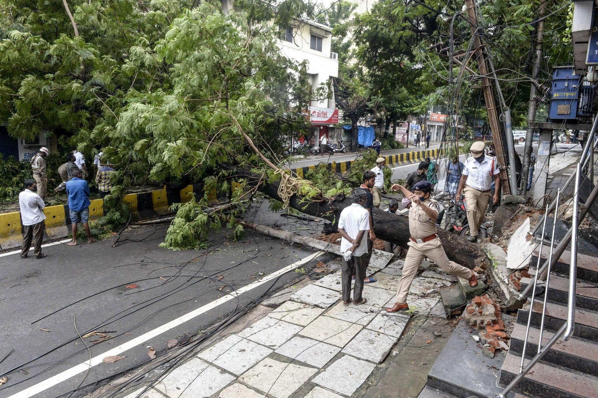 Hyderabad Witnesses Sudden Hailstorm & Strong Winds!